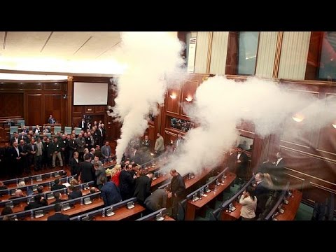 شاهد المعارضة في كوسوفو تعطل أشغال البرلمان