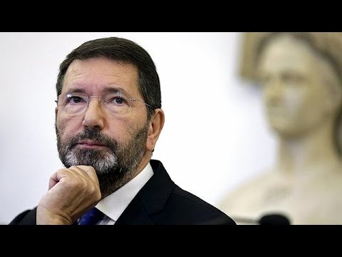 شاهد رئيس بلدية روما مارينو يتراجع عن استقالته