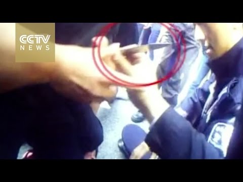 شاهد  شاب يهدد والده بسكين بسبب أجرة حافلة