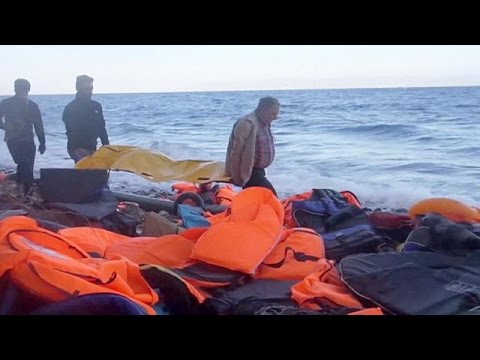 شاهد انتشال 20 جثة عند الجزر اليونانية في بحر إيجه