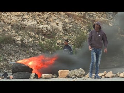 شاهد تظاهرة ومواجهات قرب سجن عوفر الإسرائيلي