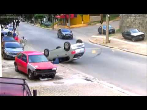 بالفيديو رد فعل رجل انقلبت بجانبه سيارة