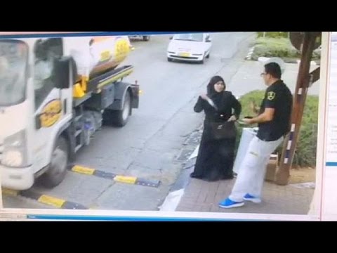 شاهد سيدة فلسطينية تنقذ عملية طعن ضد حارس إسرائيلي