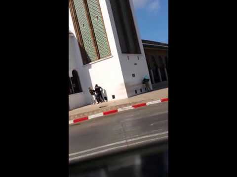 شاهد مشاجرة بالسيوف أمام المسجد في وسط النهار