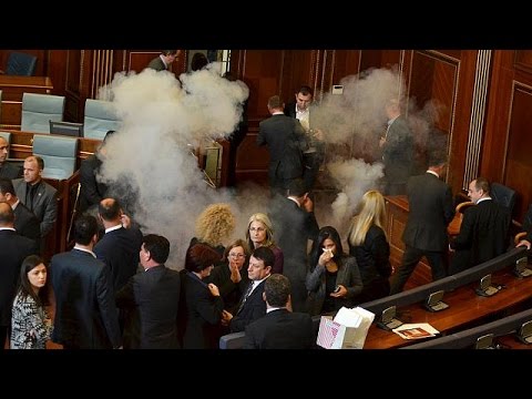 شاهد إلقاء غاز مسيل للدموع
