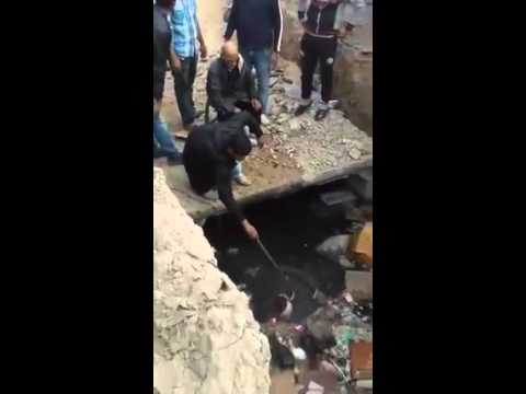 شاهد إنقاذ مسن تونسي سقط في حفرة كبيرة