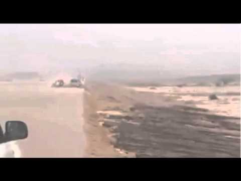 شاهد السيول تجرف سيارة وتتسبب في انقلابها