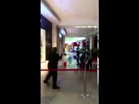 شاهد لحظة انهيار سقف مجمع تجاري في قطر