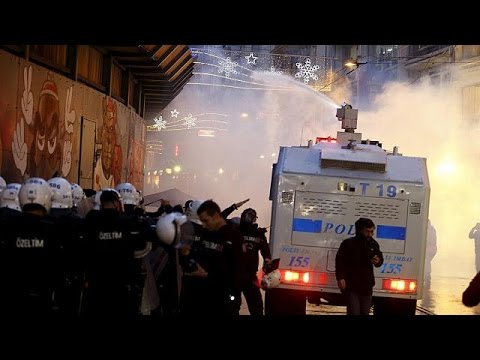 فيديو مظاهرات في إسطنبول وأنقرة وأزمير تنديدًا بمقتل رئيس نقابة المحامين
