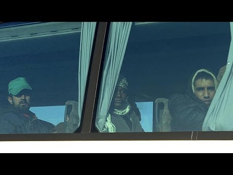 الشرطة اليونانية تبدأ عملية إجلاء اللاجئين