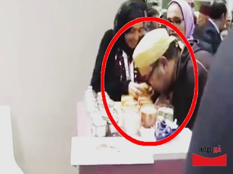 شاهد الملك محمد السادس يقيم توابل الإماراتيين بنفسه