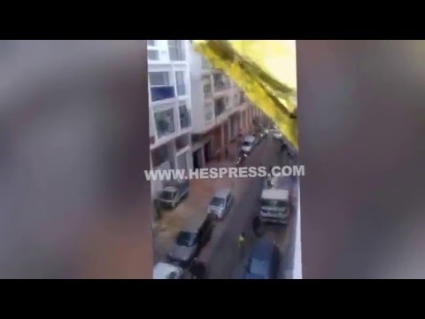 شاهد  لحظة الاعتداء على شاب بالسيوف