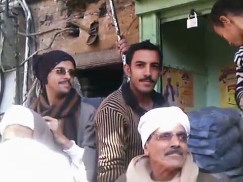 شاهد تاجر مسيحى يلقي الحلوى على موكب الاحتفال