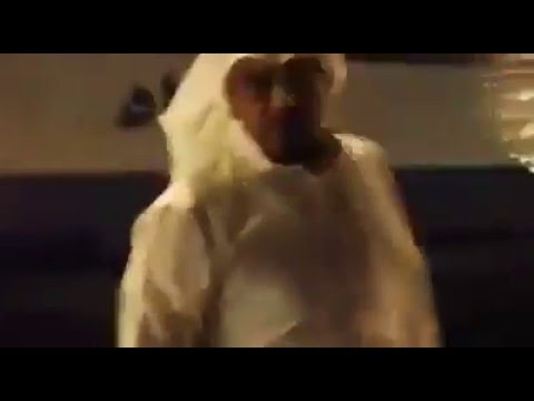 شاهد سعودي يعتدي بالضرب على شاب مصري برفقة والدته