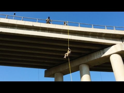 شاهدداعش يفخخ الجسور والطرق الحيوية في الموصل