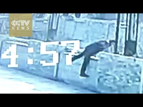 شاهدلحظة محاولة رجل مسن الانتحار