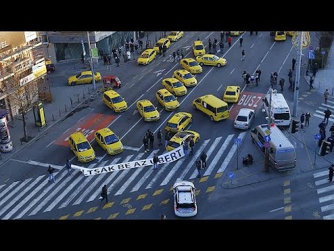 شاهد سائقو سيارات الأجرة في بودابيست يحتجون ضد أوبير