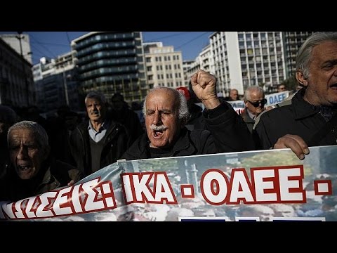 اليونانيون يتظاهرون في أثينا رفضا لإصلاح نظام التقاعد