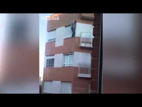 فيديو لحظة سقوط رجل حاول دخول شقته