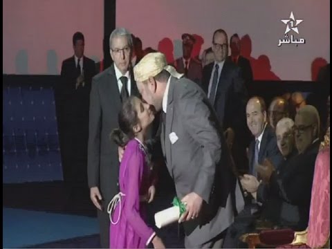 بالفيديو شاهد كيف قدمت طفلة هدية للملك محمد السادس