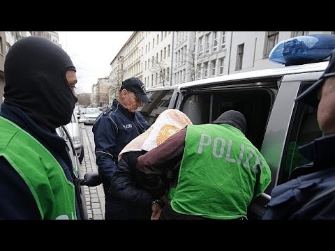 الشرطة الألمانية تعتقل 3 أشخاص في مراكز للاجئين