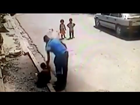 كاميرا مراقبة تكشف خطف طفل من أمام بيته