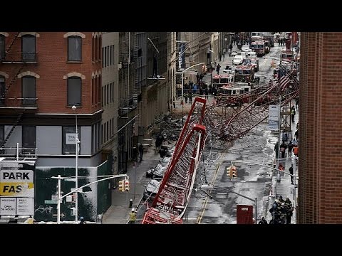 شاهد قتلى وجرحى بسبب انهيار رافعة في نيويورك