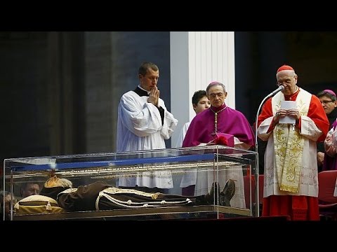 شاهد وصول جثمان القديس بادري بيو في موكب إلى روما