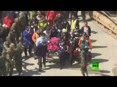 انتشال ناجيين اثنين بعدما ظلا تحت الأنقاض يومين
