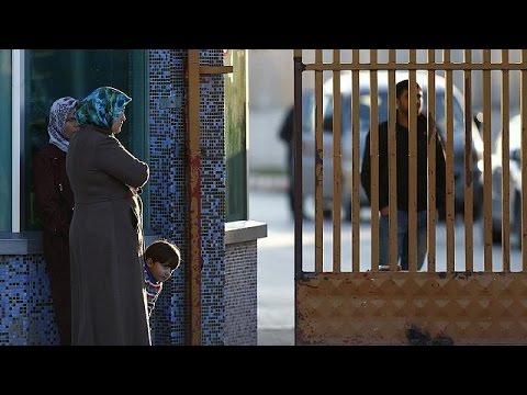 شاهد تدفق عشرات آلاف النازحين السوريين