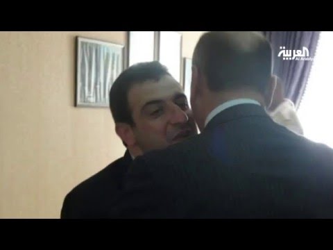 سخرية من نصيحة وزير الصحة اللبناني بالتخفيف من القبلات