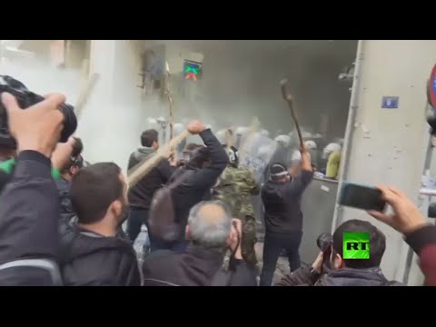 الشرطة اليونانية تستخدم الغاز المسيل للدموع لتفريق مزارعين غاضبين