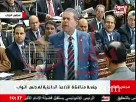 لحظة طرد توفيق عكاشة من البرلمان وهجومه علي عبد العال
