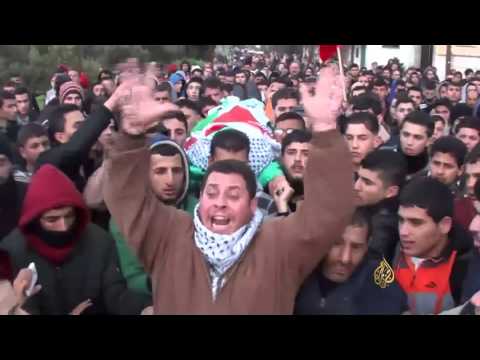 شاهد الجيش الإسرائيلي يغلق بلدة فلسطينية شمالي الضفة