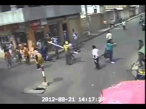 شاب يعتدي بالضرب على فتاة انظر ماذا حدث له