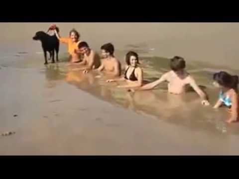 شباب يبتلعهم رمل البحر