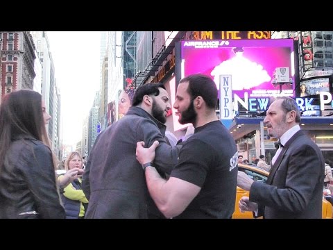 شاهد رد فعل سكان نيويورك على زواج رجل ستينيّ من طفلة