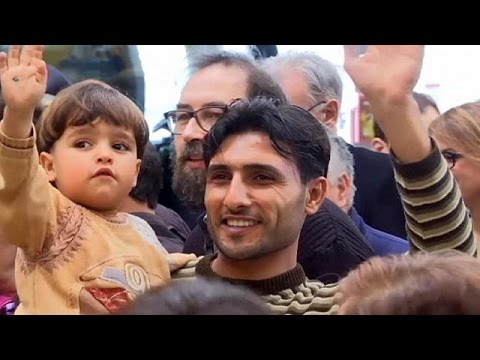 شاهد إيطاليا تستقبل أول مجموعة لاجئين سوريين
