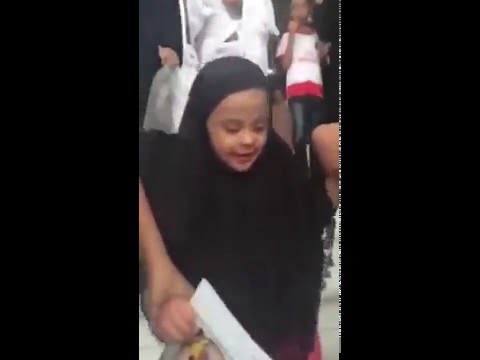 رد فعل طفلة مصابة بمتلازمة داون عندما رأت الكعبة