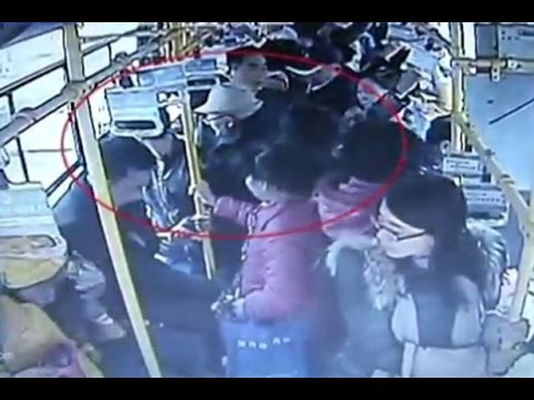 بالفيديو هجوم حاد من قِبل رجل مُسِن على امرأة حامل