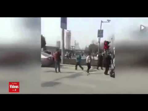 بالفيديو مسؤول صيني يدهس 12 طالبًا عمدًا في الشارع