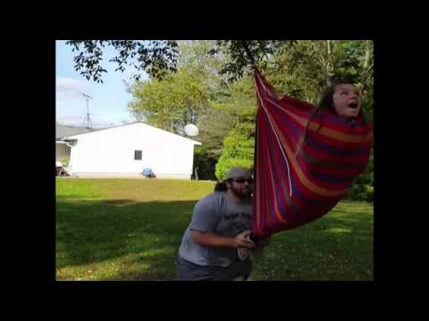 بالفيديو لحظة سقوط فتاة من الأرجوحة بطريقة مؤلمة