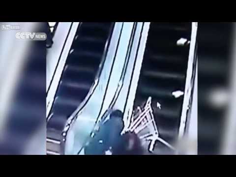 لحظة سقوط امرأة وطفلتها من أعلى سلم كهربائي