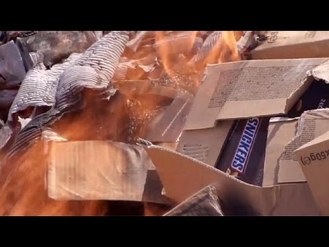 فيديو إتلاف أطنان من شيكولاتة مارس وسنيكرز في غزّة