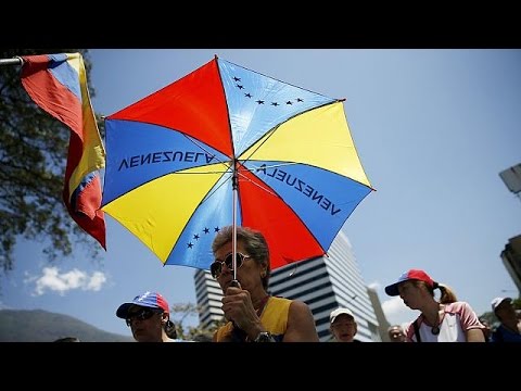 المعارضة تحشد أنصارها في فنزويلا لعزل مادورو