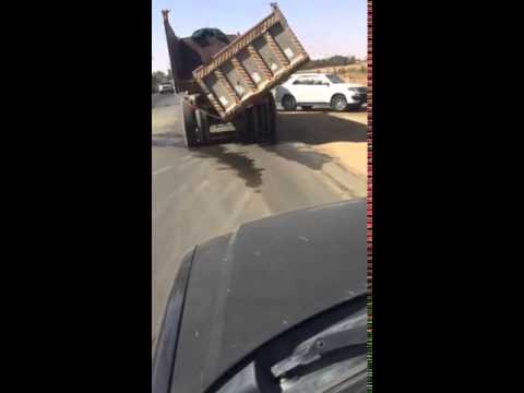 بالفيديو سائق شاحنة مستهتر يعرض حياة الآخرين للخطر