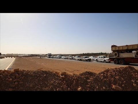 شاهد عائلات ليبية تنزح من سرت