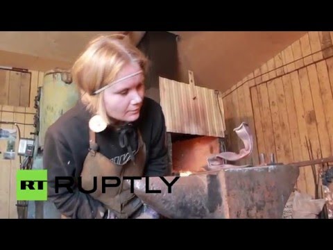 فتاة روسية تترك القضاء لتكون الحدادة الوحيدة في سيبيريا