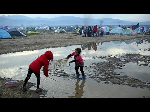 شاهد اليونان تستهل عملية إجلاء اللاجئين من مخيم إيدوميني