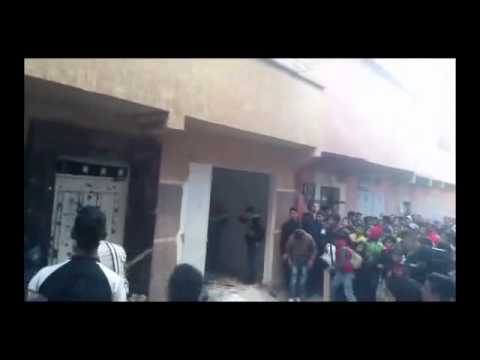 بالفيديو لحظة تحطيم منزل ساحرة «خاطت» فم قط 